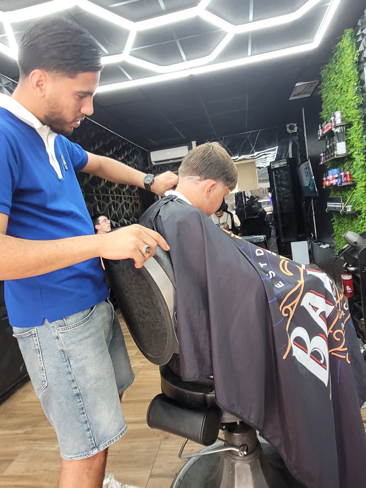 Coupe en cours dans le salon, intérieur moderne avec néons
