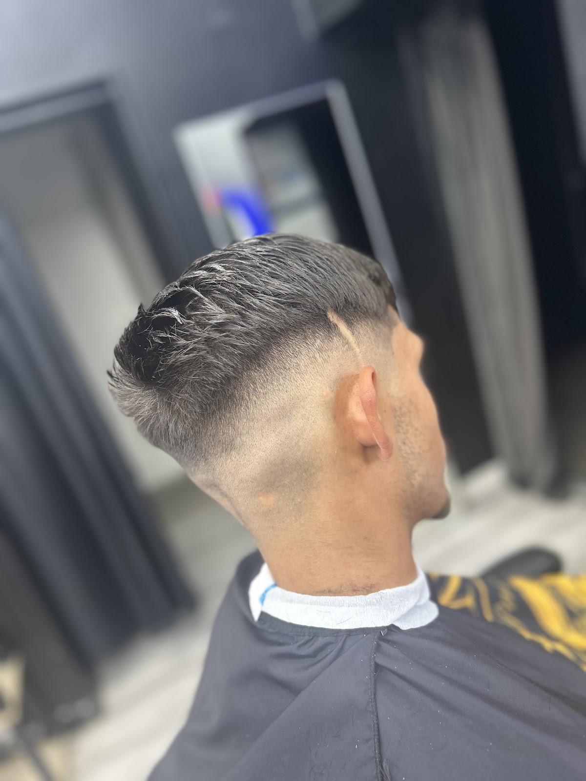 Gros plan d'une coupe dégradée sur cheveux gris