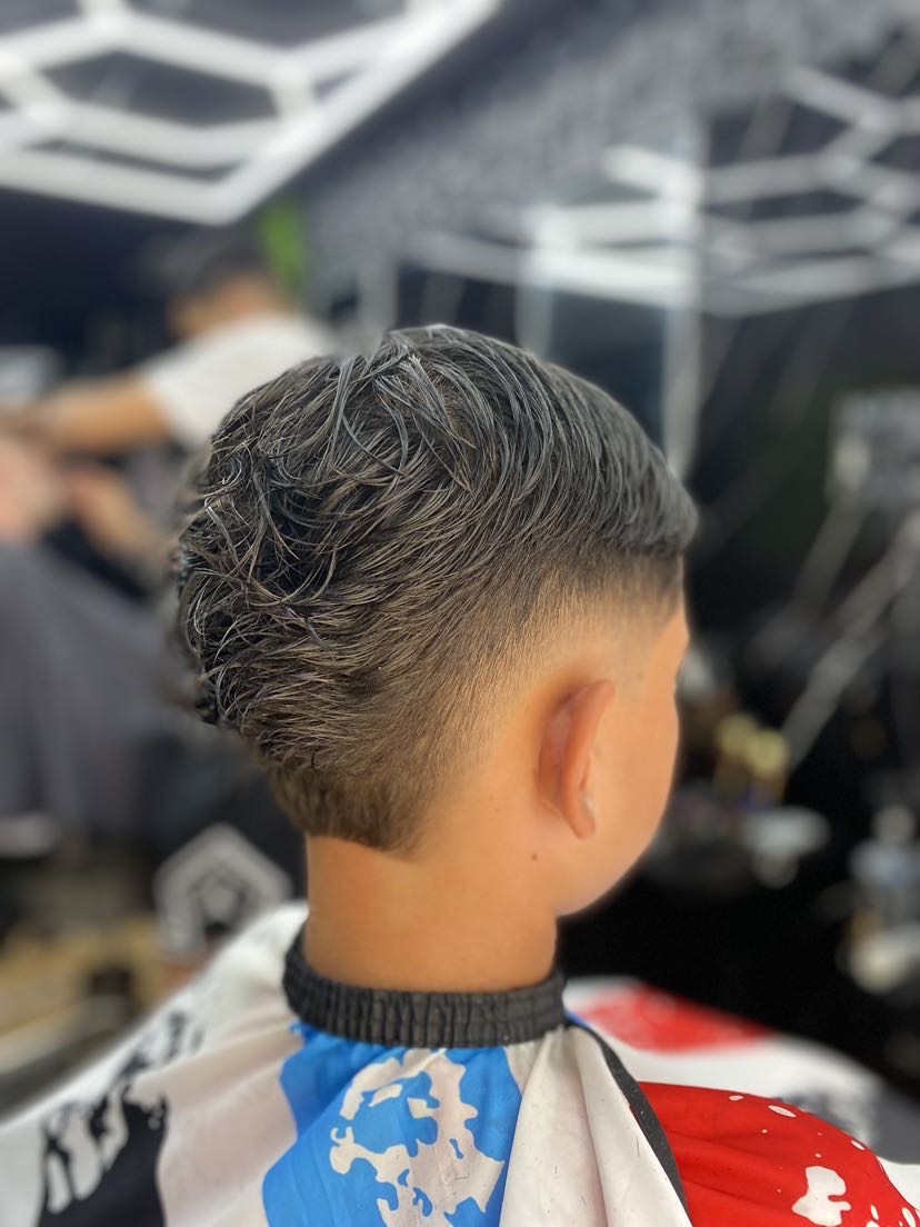 Vue arrière d'une coupe enfant bien dégradée